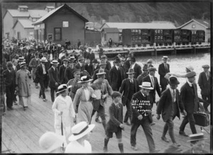 Crowd walking along Nelson wharf during farewell to 25th New Zealand Regiment, World War I