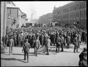 Crowd on Jervois Quay, Wellington, during the 1913 waterfront strike