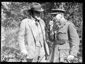 Sir Thomas MacKenzie talks with the New Zealand War Correspondent in France, World War I