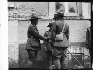 Sir Thomas MacKenzie meeting New Zealand soldiers in France, World War I