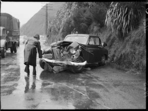 Damaged police car on Hutt Road