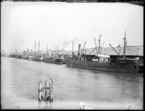 Coastal steamers at the Town Wharf, Wanganui