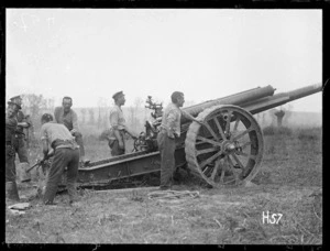 A New Zealand artillery gun and gun crew at the Battle of Messines