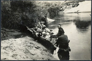 Canoe at riverbank, Waitotara River