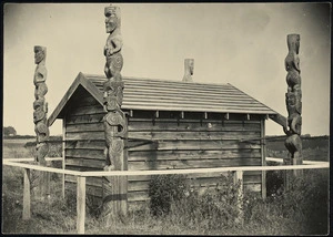 Building and Maori carvings, Normanby