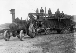 Traction engine, harvesting machine and group
