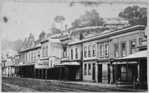 Lambton Quay, Wellington, showing C Hill, Hatter and James Bragge, photographer