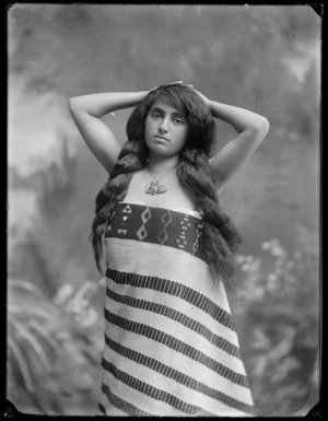 Unidentified Maori woman wrapped in a Maori cloak with taniko borders