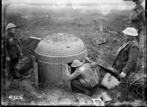 New Zealanders examining a captured anti-tank gun, World War I