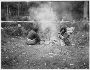 Ross, Malcolm, 1862-1930 :An alfresco lunch on the Huiarau trail