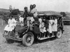 Children from Te Kao sitting on a car belonging to James Taaffe