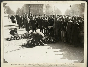 Photograph of Jack Lovelock and others laying wreathes at the Tomb of the Unknown Soldier, Paris