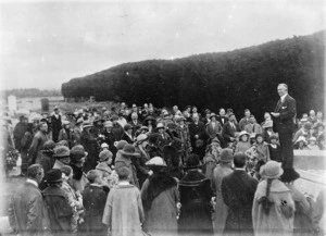Crowd at the unveiling of the Cross of Sacrifice, Featherston