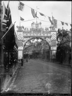 Chinese citizens' decorative triumphal arch on Manners Street, Wellington, erected for the 1901 visit of the Duke and Duchess of Cornwall and York