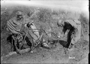 Soldiers inspect a German bicycle with tyres made of springs near Metz, France, during World War I