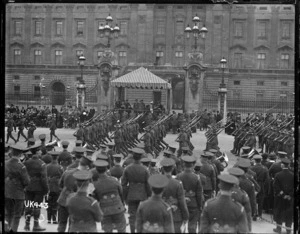 New Zealand troops march past Buckingham Palace after World War I