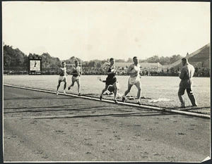 Photograph of Jack Lovelock and others midway through a mile race at Princeton University