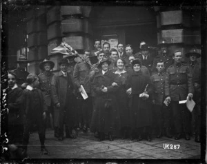 New Zealand soldiers and civilians in London at the end of World War I
