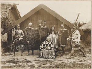 Creator unknown : Photograph of a group at the 1906-1907 International Exhibition in Christchurch taken by Samuel Heath Head