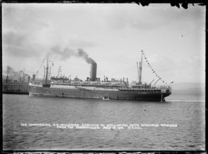 Willochra, Her Majesty's New Zealand Transport no 14, arriving in Wellington with wounded soldiers from Gallipoli, Turkey - Photograph taken by D J Aldersley