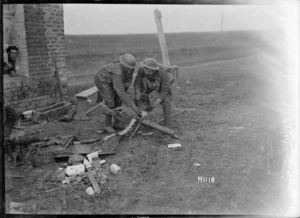 New Zealand soldiers with a captured German machine gun, World War I