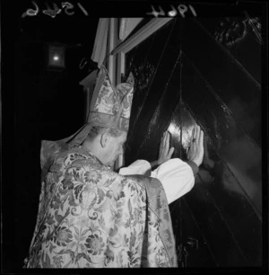 Bishop Henry Baines closes the doors of old St Paul's church