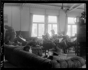 Convalescent New Zealand soldiers in a reading room, England