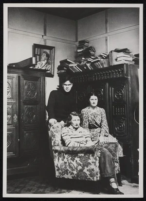 Bensemann, Leo Vernon, 1912-1986 :Rita Angus, Peggy Bensemann and Leo Bensemann, at 97 Cambridge Terrace, Christchurch
