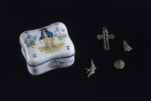 Mansfield, Katherine 1888-1923 (Collector) :[Small ornaments, being the contents of a ceramic pill-box of Dutch origin, early twentieth century?]