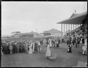 Spectators, Riccarton Racecourse, Christchurch