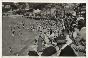 Crowd at the beach, Oriental Bay, Wellington - Photograph taken by E P Christensen