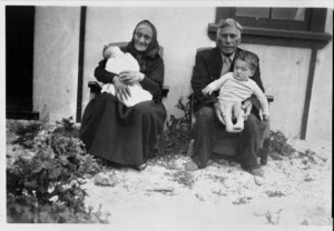 Ratana bishop Paniora Te Arahu Naera, his wife, and their great-grandchildren, Chatham Islands