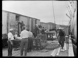 Men loading produce onto the Port Vindex, Opua