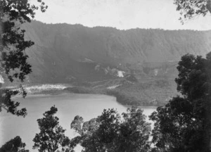 Ross, Malcolm, 1862-1930 :A crater lake in Sunday Island