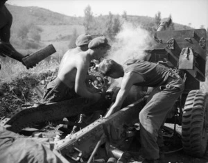 Sergeant J M Bragg, Gunner D J Humphries and Gunner D J Kelly operating a 25 pounder during the first major offensive of the 1st British Commonwealth Division, Korea