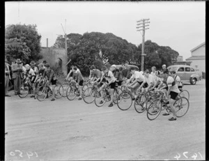 Start of bicycle race at Wellington cycling championships, Karaka Bay Road