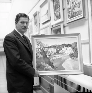 Peter McIntyre displaying one of his artworks
