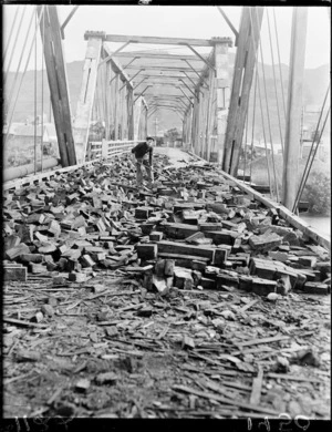Demolition of the Hutt bridge