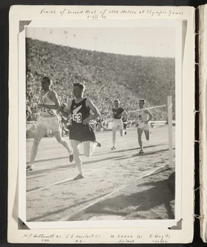 Photograph - Lovelock winning the second heat of 1500 metres, 1932 Olympic Games