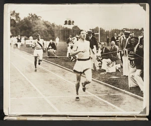 Photograph of Jack Lovelock beating Bill Bonthron in world record time