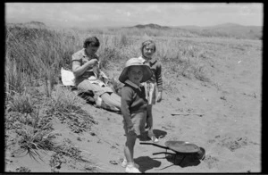 Velma, Ray and Margaret Hare at the beach