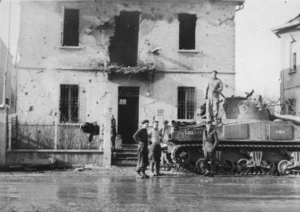 Stuart Wilson, fl 1944 : Members of the 19 Armoured Regiment and 11 Troop casa, Faenza, Italy