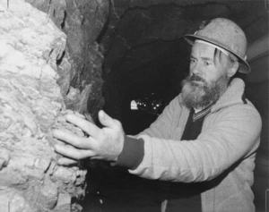 Geologist Royden Thomson in drainage tunnel, Cromwell Gorge