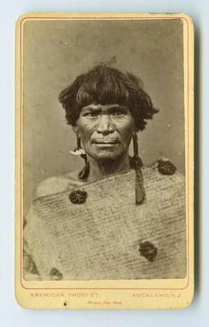 American Photo Company (Auckland) fl 1870s : [Maori portrait - Woman]