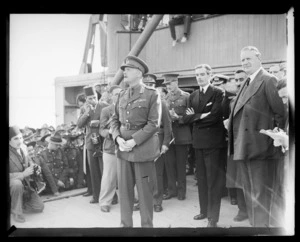 Major General Freyberg speaking to troops on arrival at Tewfik