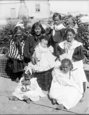 Unidentified women with children, Whanganui River?