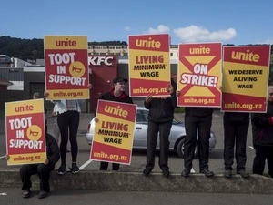 Unite Union picket against Restaurant Brands, Mount Victoria, Wellington