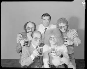 Colin Meads with men drinking beer with black eyes