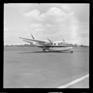 Aero Commander 680F, VH-ELH, Whenuapai, Auckland