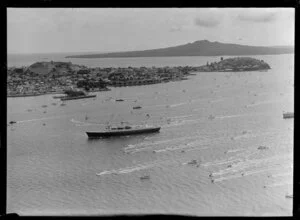 Royal Yacht Britannia arriving at Auckland